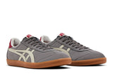 Vista frontal do Onitsuka Tiger Onitsuka Tiger Tokuten Charcoal Birch mostrando biqueira e costuras
