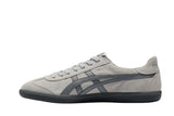 Vista lateral do Onitsuka Tiger Onitsuka Tiger Tokuten mostrando design do cabedal e logo da marca