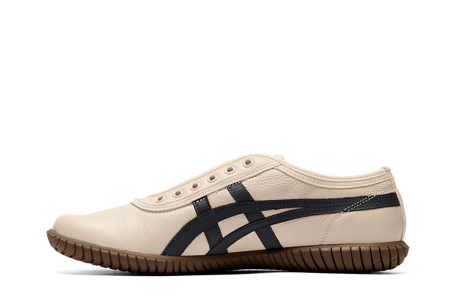 Vista traseira do Onitsuka Tiger Onitsuka Tiger Tsunahiki Slip-On Birch/Indigo Navy mostrando calcanheira e detalhes do solado