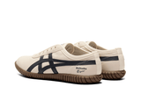 Vista superior do Onitsuka Tiger Onitsuka Tiger Tsunahiki Slip-On Birch/Indigo Navy mostrando abertura, lingueta e cadarços