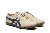 Vista lateral do Onitsuka Tiger Onitsuka Tiger Tsunahiki Slip-On Birch/Indigo Navy mostrando design do cabedal e logo da marca