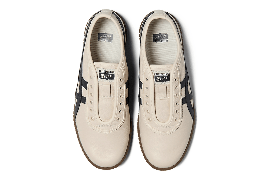 Vista do solado do Onitsuka Tiger Onitsuka Tiger Tsunahiki Slip-On Birch/Indigo Navy mostrando padrão de tração e tecnologia de amortecimento
