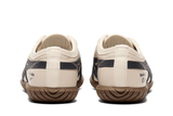 Vista frontal do Onitsuka Tiger Onitsuka Tiger Tsunahiki Slip-On Birch/Indigo Navy mostrando biqueira e costuras