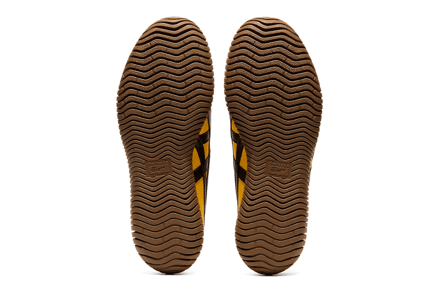 Vista em detalhe do Onitsuka Tiger Onitsuka Tiger Tsunahiki Slip-On Sunflower Yellow/Black mostrando textura do material e acabamento