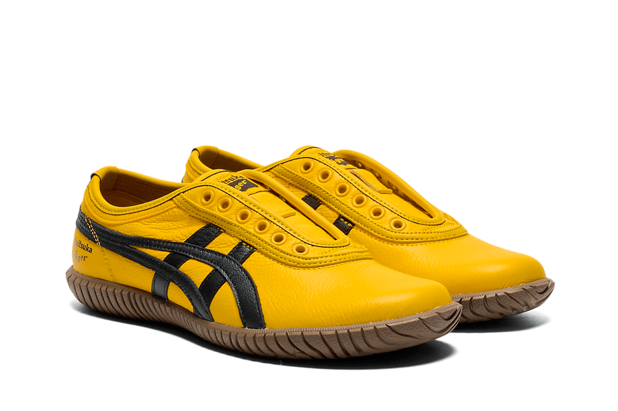 Vista lateral do Onitsuka Tiger Onitsuka Tiger Tsunahiki Slip-On Sunflower Yellow/Black mostrando design do cabedal e logo da marca