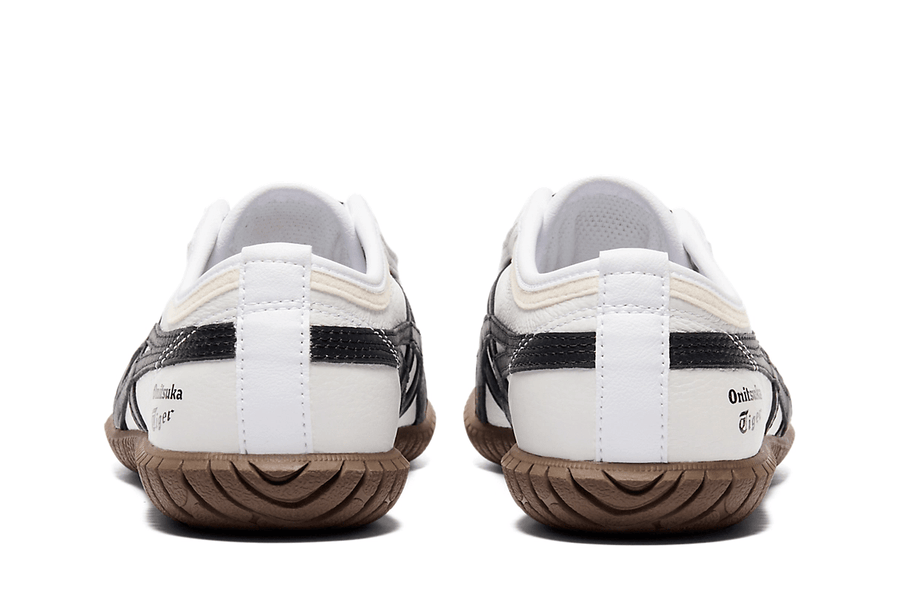 Vista superior do Onitsuka Tiger Onitsuka Tiger Tsunahiki Slip-On White/Black mostrando abertura, lingueta e cadarços