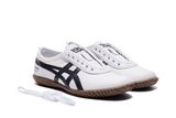 Vista em detalhe do Onitsuka Tiger Onitsuka Tiger Tsunahiki Slip-On White/Black mostrando textura do material e acabamento