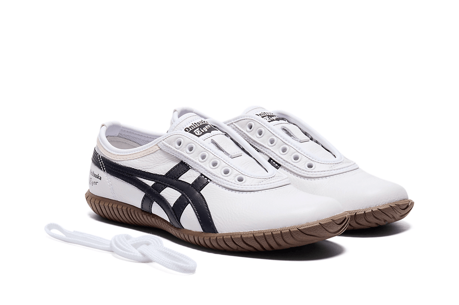 Vista em detalhe do Onitsuka Tiger Onitsuka Tiger Tsunahiki Slip-On White/Black mostrando textura do material e acabamento