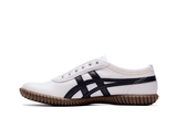 Vista lateral do Onitsuka Tiger Onitsuka Tiger Tsunahiki Slip-On White/Black mostrando design do cabedal e logo da marca