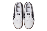 Vista frontal do Onitsuka Tiger Onitsuka Tiger Tsunahiki Slip-On White/Black mostrando biqueira e costuras