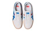 Vista do solado do Onitsuka Tiger Onitsuka Tiger Tsunahiki Slip-On White/Directoire Blue mostrando padrão de tração e tecnologia de amortecimento