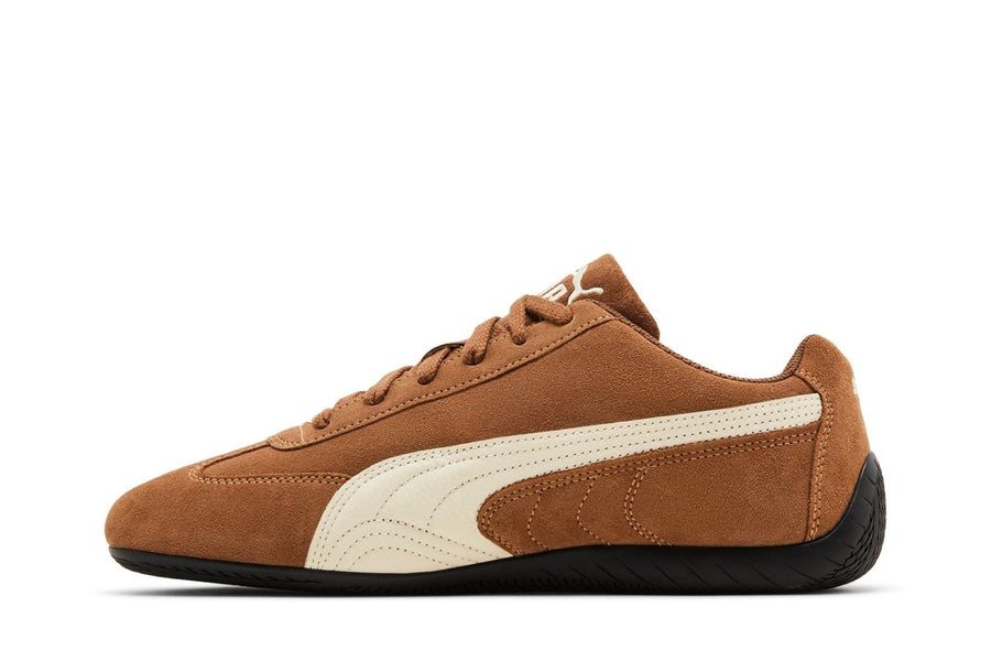 Vista lateral do Puma Puma Speedcat Archive Haute Coffee Frosted Ivory mostrando design do cabedal e logo da marca