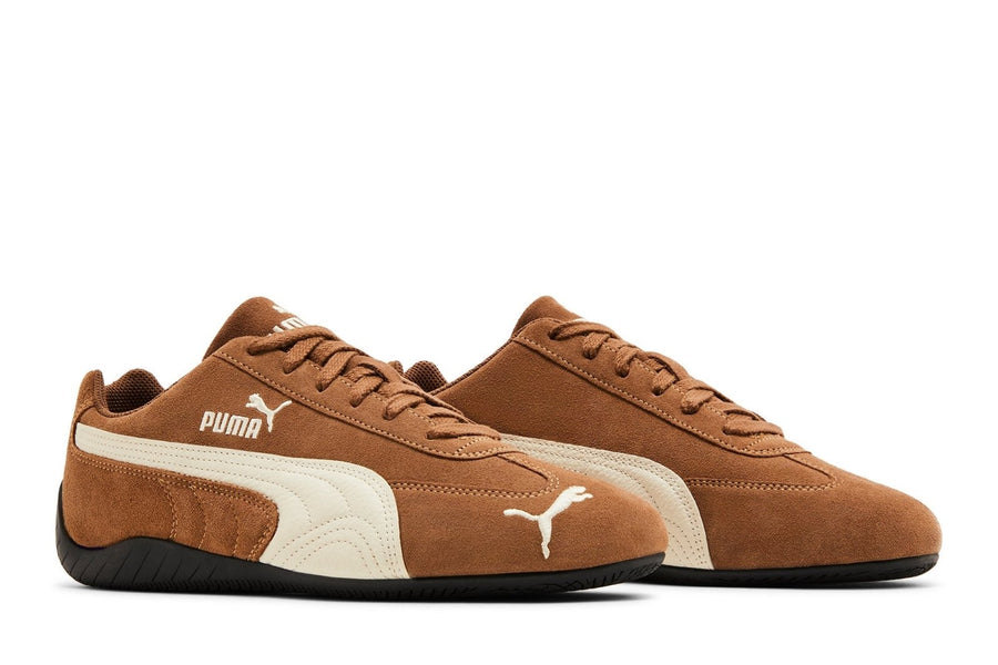 Vista frontal do Puma Puma Speedcat Archive Haute Coffee Frosted Ivory mostrando biqueira e costuras