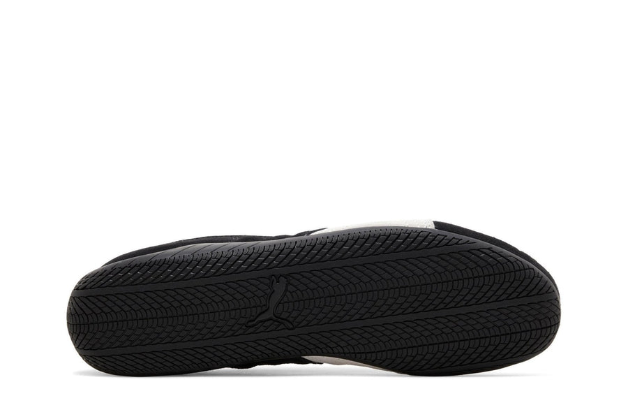Vista traseira do Puma Puma Speedcat Og Black White mostrando calcanheira e detalhes do solado