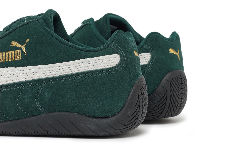 Vista traseira do Puma Puma Speedcat OG Dark Myrtle White mostrando calcanheira e detalhes do solado