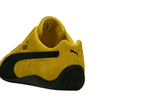 Vista superior do Puma Puma Speedcat OG Pelé Yellow Black mostrando abertura, lingueta e cadarços