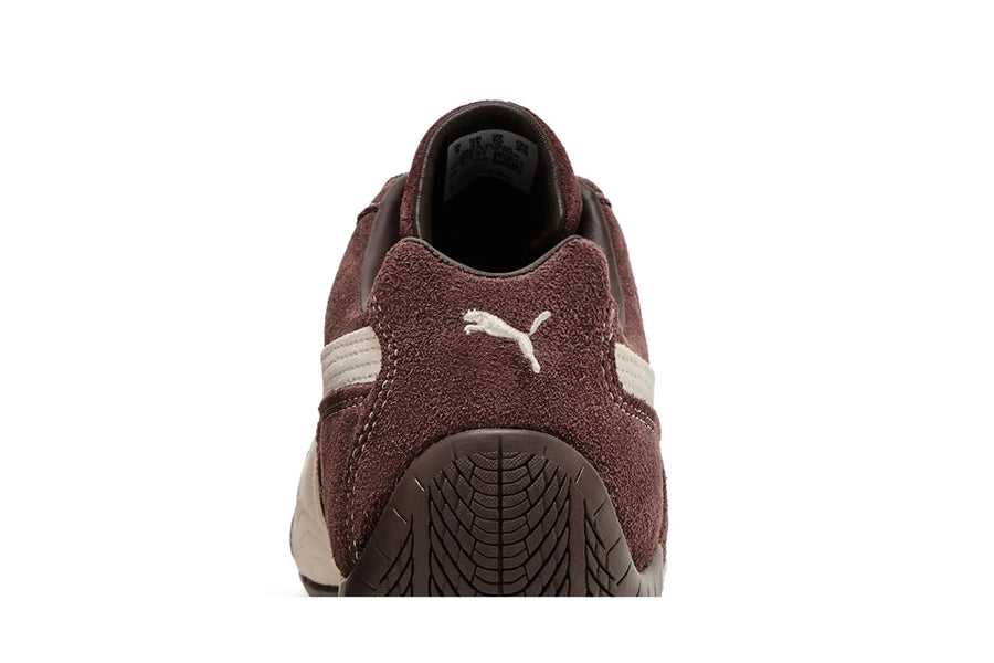 Vista do solado do Puma Puma Speedcat TTF 'Dark Chocolate Frosted Ivory' mostrando padrão de tração e tecnologia de amortecimento