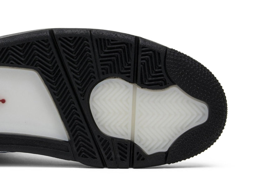 Vista superior do Jordan Nike Travis Scott Air Jordan 4 Retro Cactus Jack mostrando abertura, lingueta e cadarços