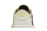 Vista do solado do Jordan Nike Travis Scott x Air Jordan 1 Low Golf Neutral Olive mostrando padrão de tração e tecnologia de amortecimento