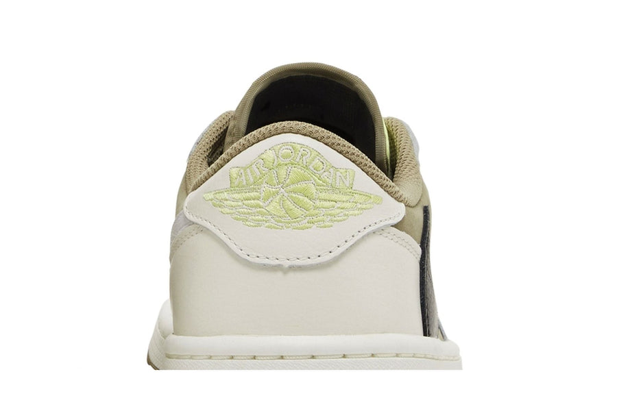 Vista do solado do Jordan Nike Travis Scott x Air Jordan 1 Low Golf Neutral Olive mostrando padrão de tração e tecnologia de amortecimento