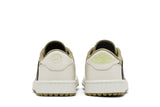 Vista frontal do Jordan Nike Travis Scott x Air Jordan 1 Low Golf Neutral Olive mostrando biqueira e costuras