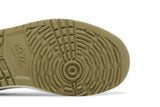Vista superior do Jordan Nike Travis Scott x Air Jordan 1 Low Golf Neutral Olive mostrando abertura, lingueta e cadarços