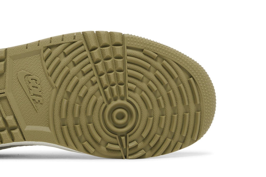 Vista superior do Jordan Nike Travis Scott x Air Jordan 1 Low Golf Neutral Olive mostrando abertura, lingueta e cadarços