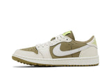 Vista lateral do Jordan Nike Travis Scott x Air Jordan 1 Low Golf Neutral Olive mostrando design do cabedal e logo da marca