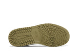 Vista traseira do Jordan Nike Travis Scott x Air Jordan 1 Low Golf Neutral Olive mostrando calcanheira e detalhes do solado