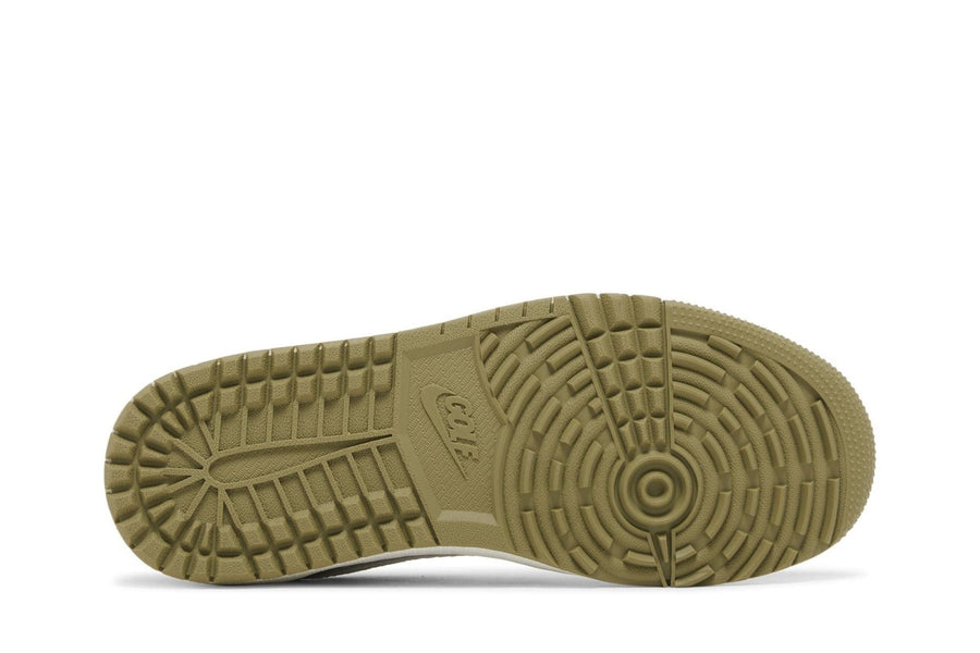 Vista traseira do Jordan Nike Travis Scott x Air Jordan 1 Low Golf Neutral Olive mostrando calcanheira e detalhes do solado