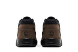 Vista frontal do Jordan Nike Travis Scott x Jordan Jumpman Jack TR Dark Mocha Nobuck Lona mostrando biqueira e costuras