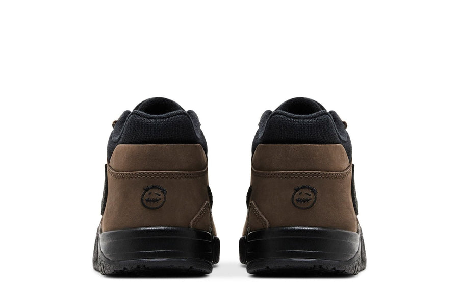 Vista frontal do Jordan Nike Travis Scott x Jordan Jumpman Jack TR Dark Mocha Nobuck Lona mostrando biqueira e costuras