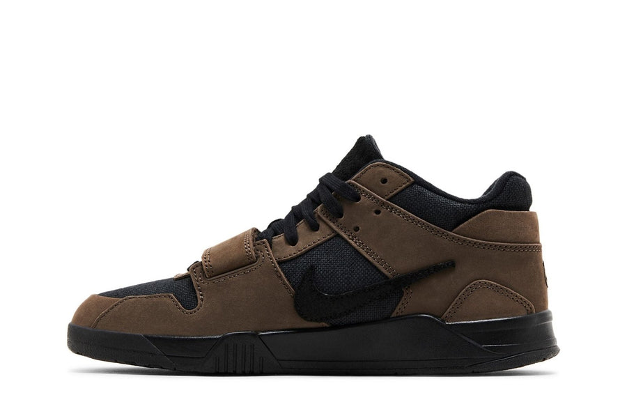 Vista lateral do Jordan Nike Travis Scott x Jordan Jumpman Jack TR Dark Mocha Nobuck Lona mostrando design do cabedal e logo da marca