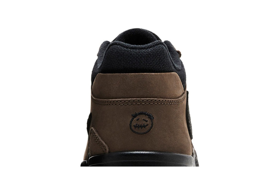 Vista do solado do Jordan Nike Travis Scott x Jordan Jumpman Jack TR Dark Mocha Nobuck Lona mostrando padrão de tração e tecnologia de amortecimento