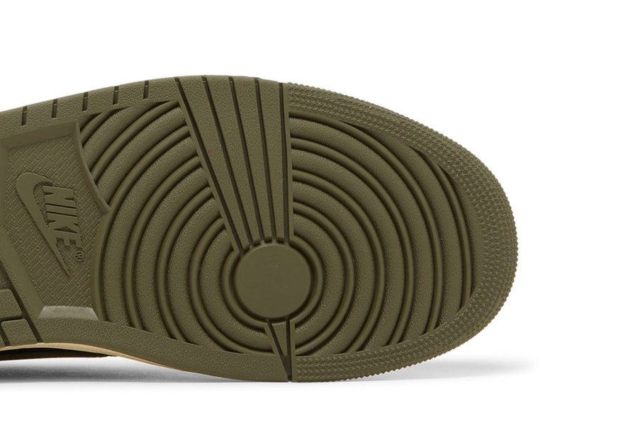 Vista superior do Jordan Nike Travis Scott x Nike Air Jordan 1 Retro Low OG SP Olive mostrando abertura, lingueta e cadarços