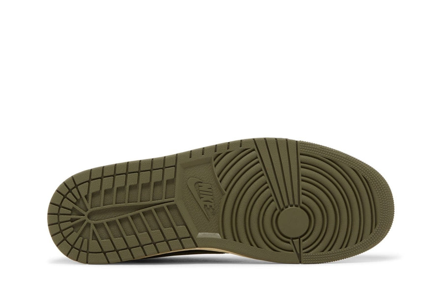 Vista traseira do Jordan Nike Travis Scott x Nike Air Jordan 1 Retro Low OG SP Olive mostrando calcanheira e detalhes do solado