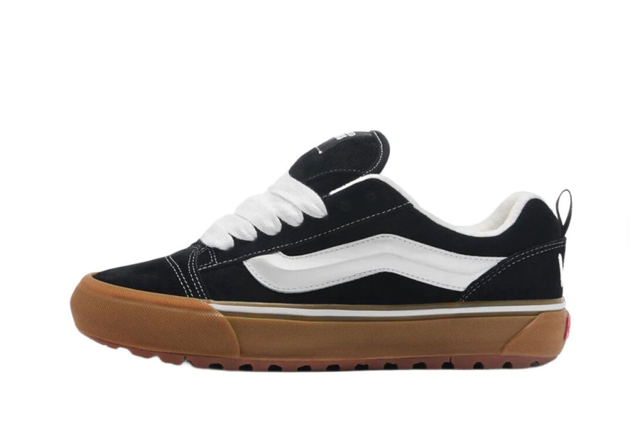 Vista lateral do Vans Vans Knu Skool MTE x Imra Potato Black mostrando design do cabedal e logo da marca