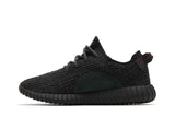 Vista lateral do Yeezy Adidas Yeezy Boost 350 Pirate Black 2023 mostrando design do cabedal e logo da marca