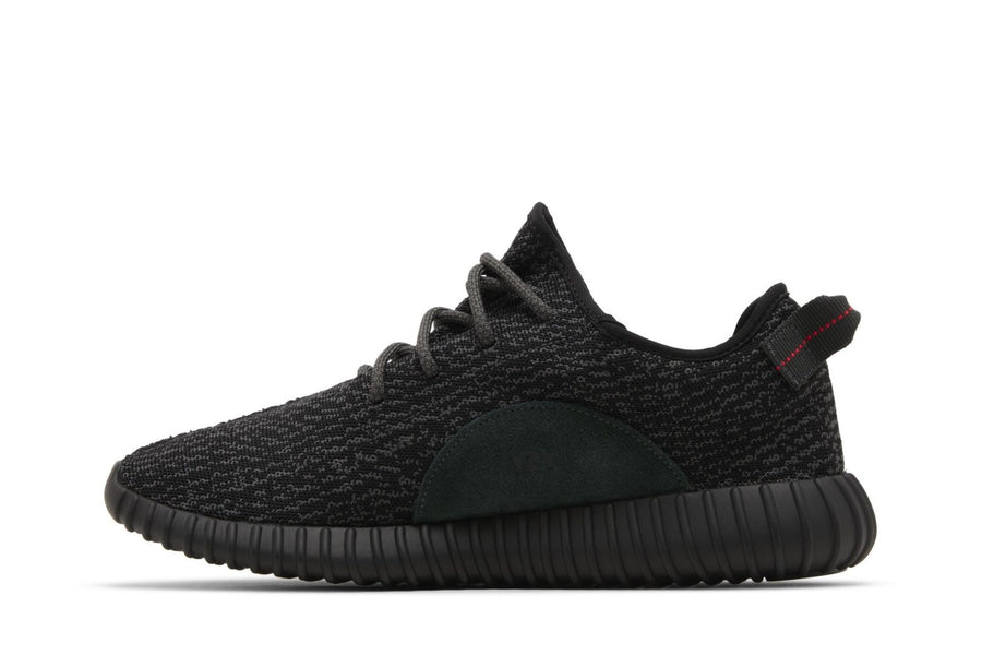 Vista lateral do Yeezy Adidas Yeezy Boost 350 Pirate Black 2023 mostrando design do cabedal e logo da marca
