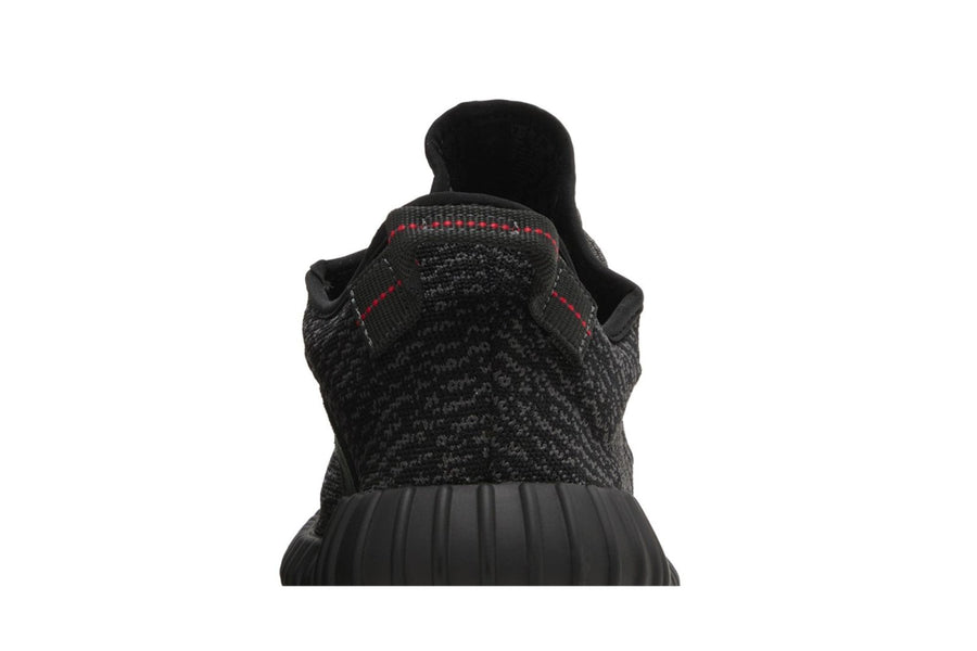Vista do solado do Yeezy Adidas Yeezy Boost 350 Pirate Black 2023 mostrando padrão de tração e tecnologia de amortecimento