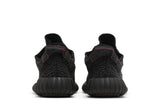 Vista frontal do Yeezy Adidas Yeezy Boost 350 Pirate Black 2023 mostrando biqueira e costuras