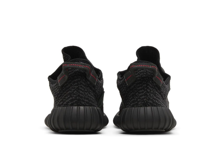 Vista frontal do Yeezy Adidas Yeezy Boost 350 Pirate Black 2023 mostrando biqueira e costuras