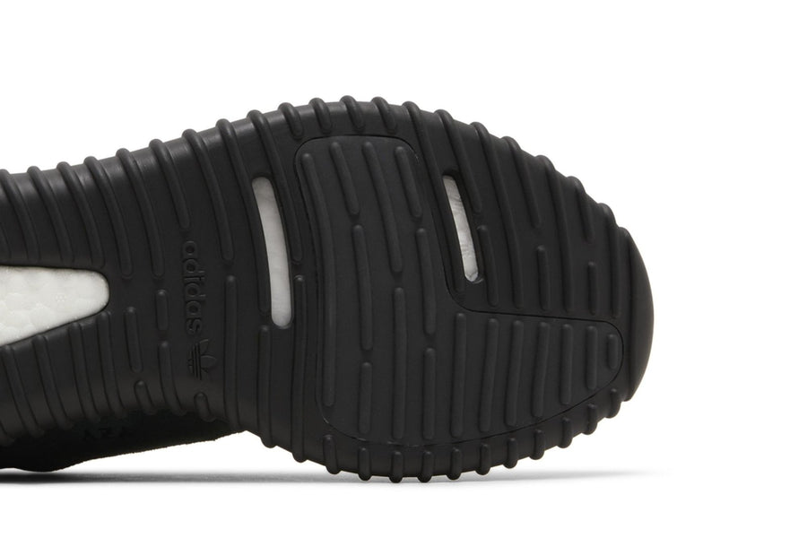Vista superior do Yeezy Adidas Yeezy Boost 350 Pirate Black 2023 mostrando abertura, lingueta e cadarços
