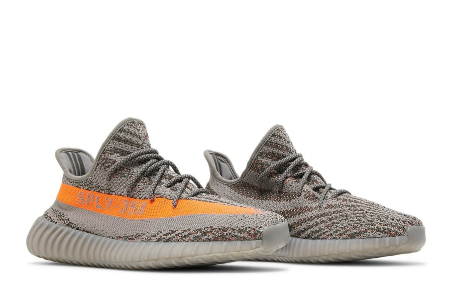 Vista frontal do Yeezy Yeezy Boost 350 V2 Beluga mostrando biqueira e costuras