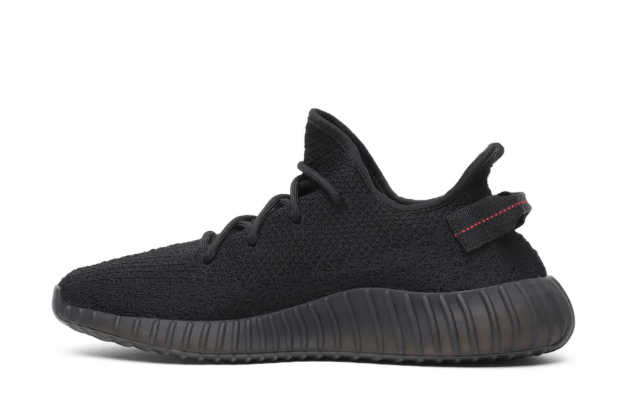 Vista superior do Yeezy Yeezy Boost 350 v2 Black Red (Bred) mostrando abertura, lingueta e cadarços