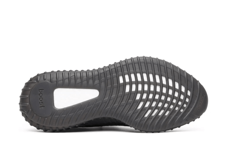 Vista frontal do Yeezy Yeezy Boost 350 v2 Black Red (Bred) mostrando biqueira e costuras