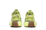 Vista frontal do Yeezy Adidas Yeezy Boost 350 V2 Semi Frozen Yellow mostrando biqueira e costuras