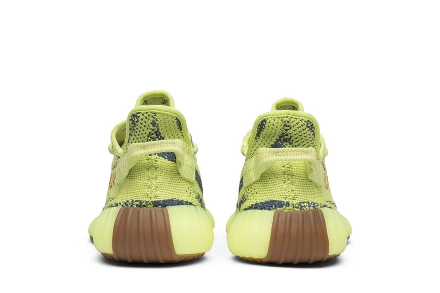 Vista frontal do Yeezy Adidas Yeezy Boost 350 V2 Semi Frozen Yellow mostrando biqueira e costuras
