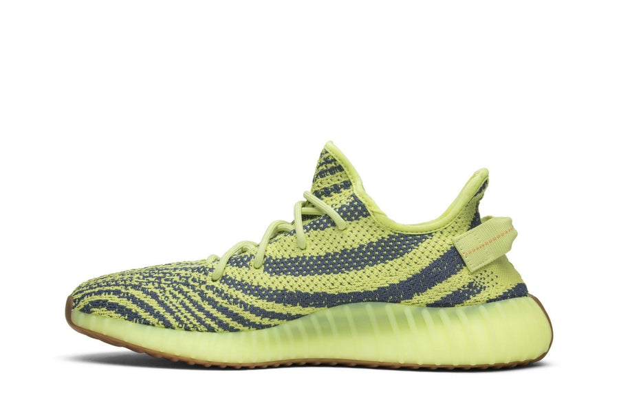 Vista lateral do Yeezy Adidas Yeezy Boost 350 V2 Semi Frozen Yellow mostrando design do cabedal e logo da marca