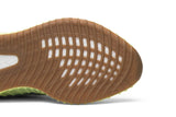 Vista superior do Yeezy Adidas Yeezy Boost 350 V2 Semi Frozen Yellow mostrando abertura, lingueta e cadarços